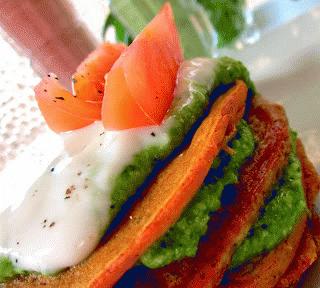 Zdjęcie - Placuszki pomidorowe z zielonym pesto - Przepisy kulinarne ze zdjęciami