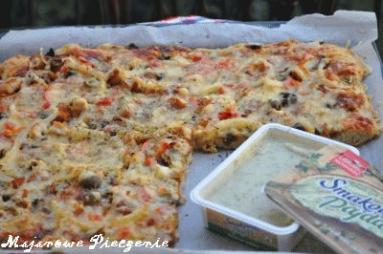 Zdjęcie - Pizza z kurczakiem na cieście śmietanowym - Przepisy kulinarne ze zdjęciami