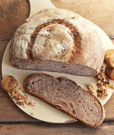 Zdjęcie - Chleb z figami i orzechami na zakwasie żytnim - Przepisy kulinarne ze zdjęciami