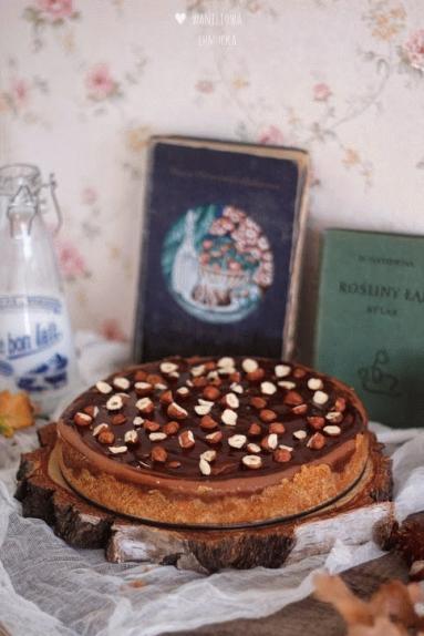 Zdjęcie - Dwukolorowy sernik z mleczną i gorzką czekoladą - Przepisy kulinarne ze zdjęciami