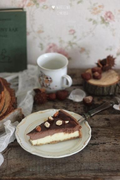 Zdjęcie - Dwukolorowy sernik z mleczną i gorzką czekoladą - Przepisy kulinarne ze zdjęciami