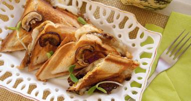 Zdjęcie - Tosty z mozzarellą i grzybami leśnymi/Mushroom mozzarella sandwich - Przepisy kulinarne ze zdjęciami
