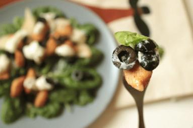 Zdjęcie - Kurczak, szpinak, czarne oliwki i gruszka - Przepisy kulinarne ze zdjęciami