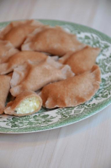 Zdjęcie - Pełnoziarniste pierogi ruskie z rozmarynem - Przepisy kulinarne ze zdjęciami
