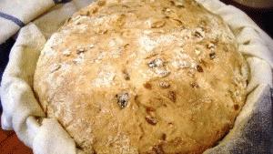 Zdjęcie - Chleb z porem karmelizowanym i pestkami - Przepisy kulinarne ze zdjęciami