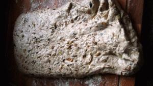 Zdjęcie - Chleb z porem karmelizowanym i pestkami - Przepisy kulinarne ze zdjęciami