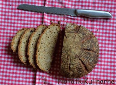 Zdjęcie - Chleb na zakwasie z karmelizowanym porem i pestkami - Przepisy kulinarne ze zdjęciami