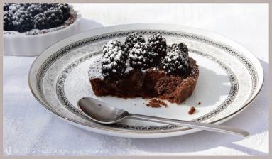 Zdjęcie - Tarta czekoladowa z jeżynami - Przepisy kulinarne ze zdjęciami
