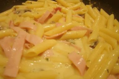Zdjęcie - Penne w sosie serowym z pieczarkami i szynką - Przepisy kulinarne ze zdjęciami