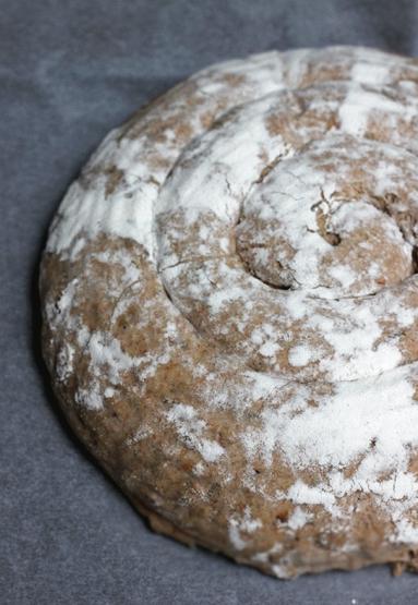 Zdjęcie - Chleb na zakwasie z karmelizowanym porem i pestkami - Przepisy kulinarne ze zdjęciami