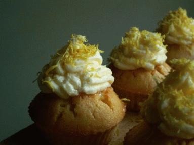Zdjęcie - Podwójnie cytrynowe muffinki z kremem cytynowo-maślanym - Przepisy kulinarne ze zdjęciami