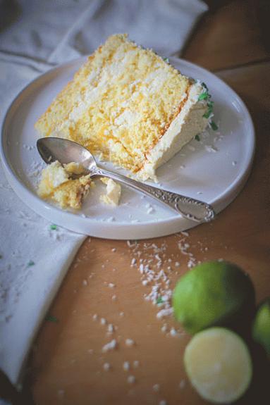 Zdjęcie - Tort kokosowo-limonkowy - Przepisy kulinarne ze zdjęciami