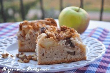 Zdjęcie - Łatwe i puszyste ciasto z jabłkami i orzechami włoskimi - Przepisy kulinarne ze zdjęciami