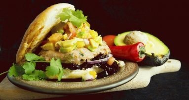 Zdjęcie - Hamburger z  kurczaka z kolendrą i chilli oraz salsą pomidorową z awokado/Cilantro chicken burgers with avocado and tomato salsa - Przepisy kulinarne ze zdjęciami