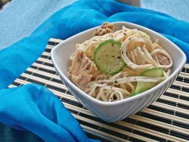 Zdjęcie - Japońska sałatka z tuńczykiem i makaronem  somen - Przepisy kulinarne ze zdjęciami