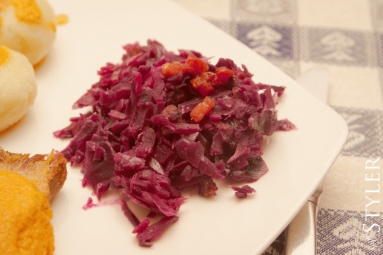 Zdjęcie - Z kuchni tradycyjnej: kapusta czerwona duszona z boczkiem - Przepisy kulinarne ze zdjęciami