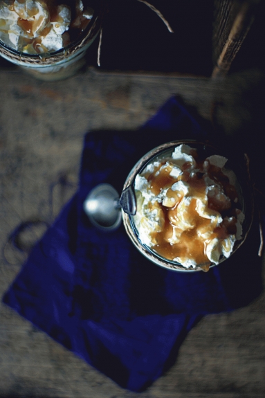 Zdjęcie - Jabłkowy deser z orzechami laskowymi i sosem toffi - Przepisy kulinarne ze zdjęciami