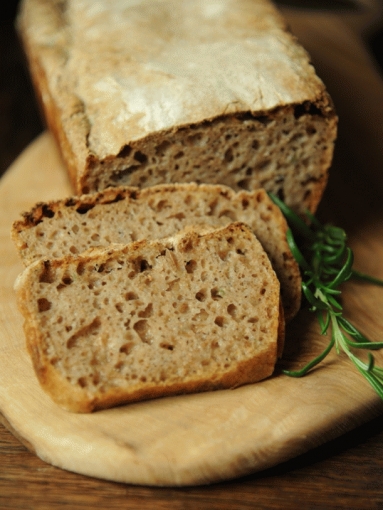 Zdjęcie - Chleb z rozmarynem i oliwą (na zakwasie) - Przepisy kulinarne ze zdjęciami