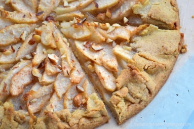 Zdjęcie - Pełnoziarnista, rustykalna tarta z gruszkami i orzechami - Przepisy kulinarne ze zdjęciami