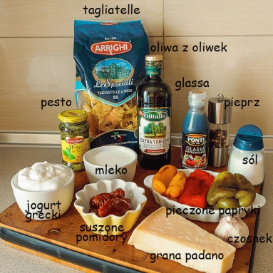 Zdjęcie - Tagliatelle w kremowym sosie z pieczoną papryką i suszonymi pomidorami - Przepisy kulinarne ze zdjęciami