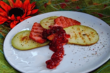 Zdjęcie - Grillowana polędwiczka z gruszką i sosem porzeczkowym - Przepisy kulinarne ze zdjęciami