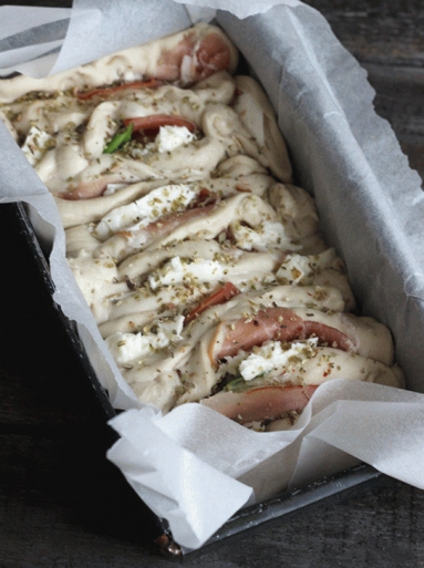 Zdjęcie - Chleb do odrywania z szynką parmeńską i mozzarellą - Przepisy kulinarne ze zdjęciami