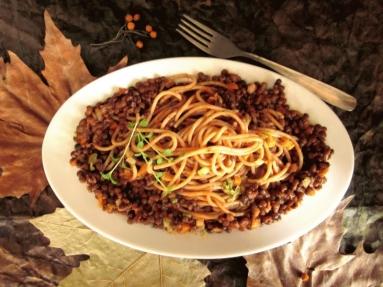 Zdjęcie - Spaghetti z sosem pomidorowym i soczewicą - Przepisy kulinarne ze zdjęciami