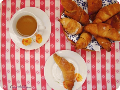 Zdjęcie - Drożdżowe rogaliki cynamonowe z mąki pełnoziarnistej - Przepisy kulinarne ze zdjęciami