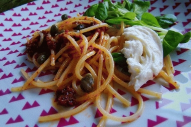 Zdjęcie - Makaron z pomidorowym pesto , mozzarellą i kaparami - Przepisy kulinarne ze zdjęciami
