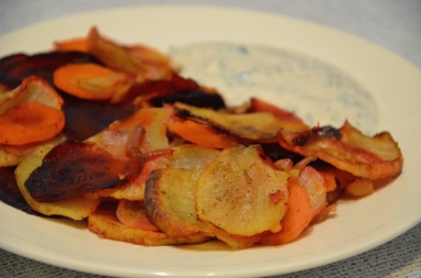 Zdjęcie - Pieczone warzywa korzeniowe z sosem jogurtowo-ziołowym - Przepisy kulinarne ze zdjęciami