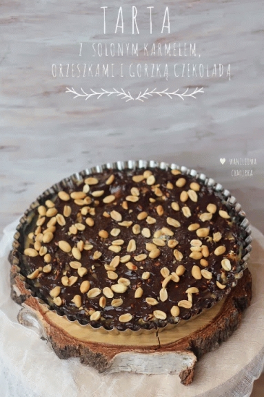 Zdjęcie - Tarta z solonym karmelem, orzeszkami i gorzką czekoladą - Przepisy kulinarne ze zdjęciami