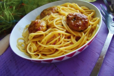 Zdjęcie - Spaghetti z sosem warzywnym i klopsikami - Przepisy kulinarne ze zdjęciami
