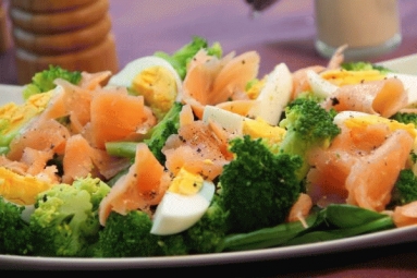 Zdjęcie - Sałatka z brokułami, wędzonym łososiem i jajkiem - Przepisy kulinarne ze zdjęciami