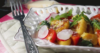Zdjęcie - Gnocchi w kremowym sosie ze szpinakiem i orzechami piniowymi/Gnocchi in a creamy spinach sauce with pine nuts - Przepisy kulinarne ze zdjęciami
