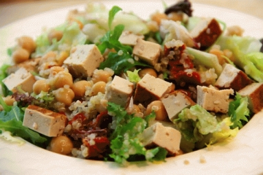 Zdjęcie - Sałatka z komosy ryżowej, ciecierzycy i tofu - Przepisy kulinarne ze zdjęciami