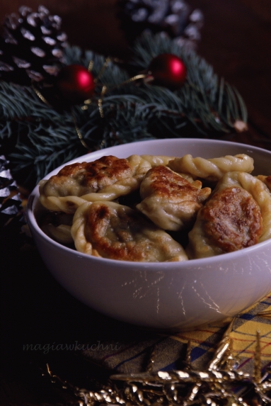 Zdjęcie - Pierogi z kaszą gryczoaną i grzybami - Przepisy kulinarne ze zdjęciami