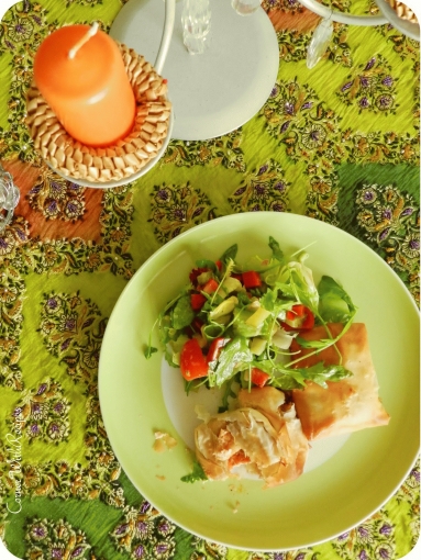 Zdjęcie - Łosoś pieczony w cieście filo z sosem pomidorowym - Przepisy kulinarne ze zdjęciami