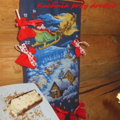 Zdjęcie - Sernik waniliowy z kaszą manną i pierniczkami - Przepisy kulinarne ze zdjęciami