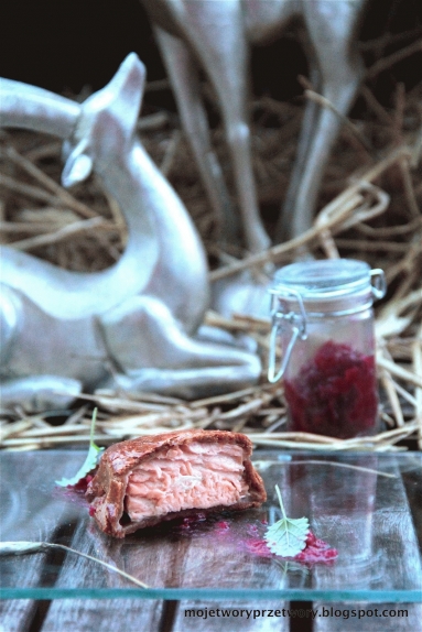 Zdjęcie - Łosoś w cieście piernikowym z żurawiną - Przepisy kulinarne ze zdjęciami