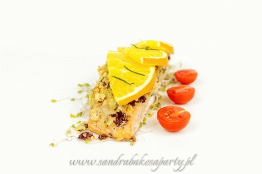 Zdjęcie - Zapiekany łosoś z chrupiącą kruszonką z kaszy kuskus, suszonych owoców i migdałów - Przepisy kulinarne ze zdjęciami