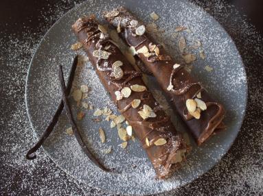 Zdjęcie - Naleśniki czekoladowe z serkiem waniliowym - Przepisy kulinarne ze zdjęciami