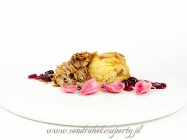 Zdjęcie - Długo-pieczona łopatka z wieprzowiny, podana z zapiekanką ziemniaczaną, marynowaną cebulą i sosem żurawinowym - Przepisy kulinarne ze zdjęciami