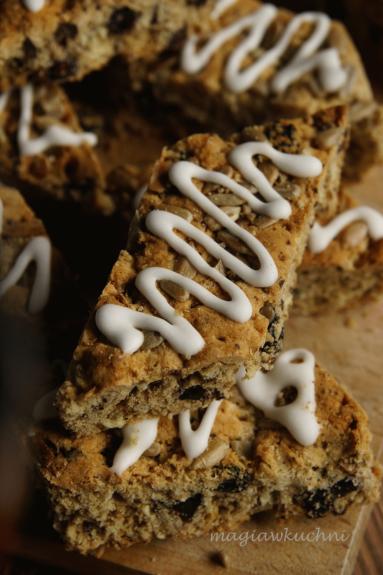 Zdjęcie - Kruche ciastka z aronią i cytrynowym lukrem - Przepisy kulinarne ze zdjęciami