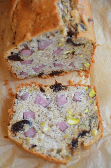 Zdjęcie - Chlebek z pistacjami, kiełbasą i suszonymi śliwkami - Przepisy kulinarne ze zdjęciami