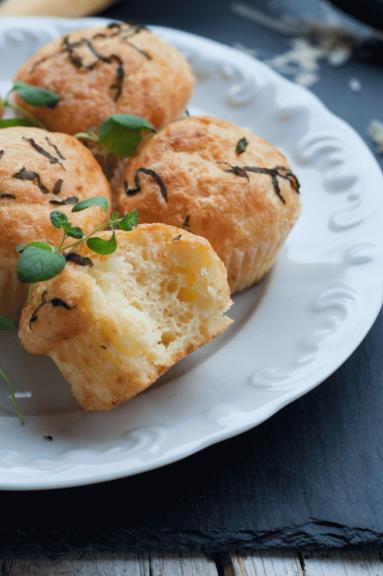 Zdjęcie - Wytrawne muffiny serowe - Przepisy kulinarne ze zdjęciami