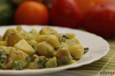 Zdjęcie - Kartofel salad czyli prosta i pyszna sałatka ziemniaczana - Przepisy kulinarne ze zdjęciami