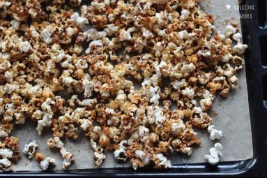 Zdjęcie - Popcorn w karmelowej skorupce - Przepisy kulinarne ze zdjęciami