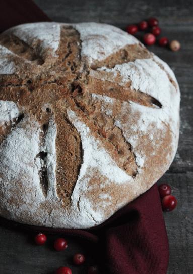 Zdjęcie - Chleb z musem żurawinowym na zakwasie pszennym - Przepisy kulinarne ze zdjęciami