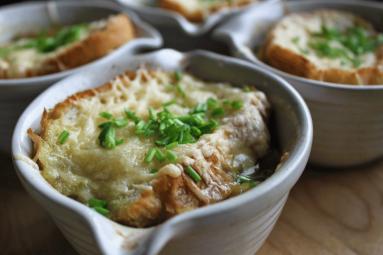 Zdjęcie - Klasyczna zupa cebulowa - Przepisy kulinarne ze zdjęciami
