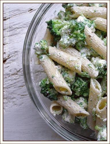 Zdjęcie - Sałatka makaronowo-brokułowa - Przepisy kulinarne ze zdjęciami